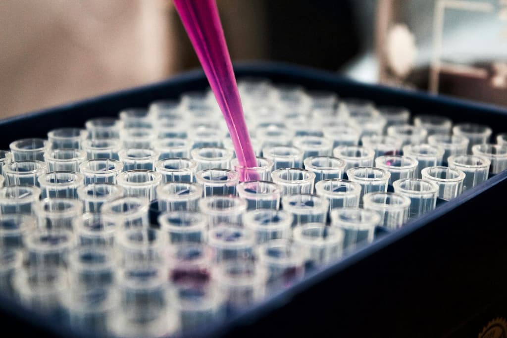Helio Genomics researcher at work in the lab